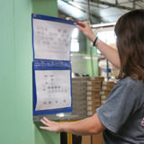 Magnetisches Ringbuchbrett mit einer 4-Ringmechanik mit Ablage, Aluminium, DIN A4, quer