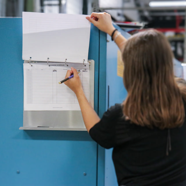 Magnetisches Ringbuchbrett mit einer 4-Ringmechanik mit Ablage, Aluminium, DIN A4, quer